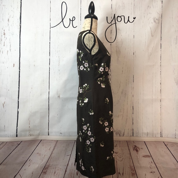 Elegant Embroidered Floral Sleeveless Shift Dress - Picture 4 of 7